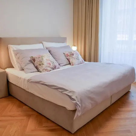 Apartment Laurinska 1 *