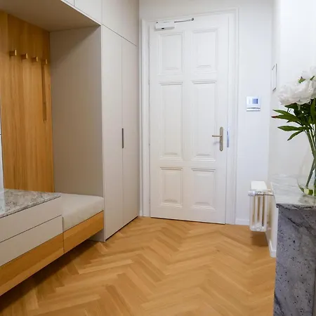 Laurinska 1 Apartmán *