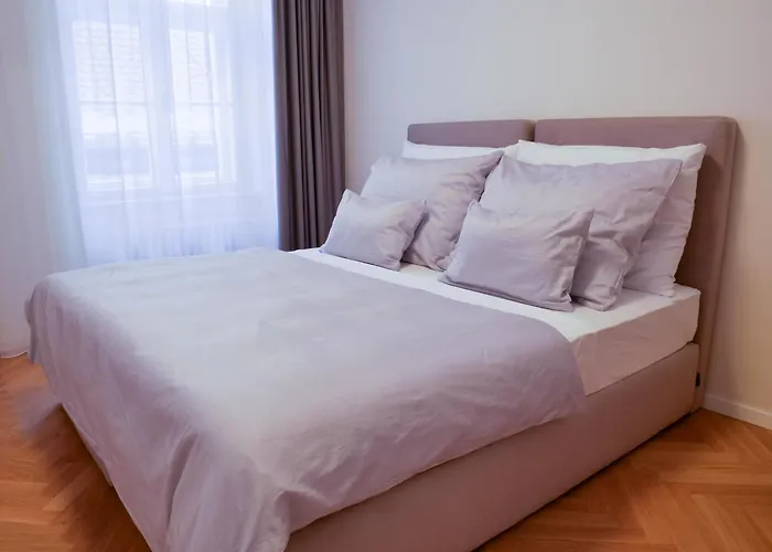 Laurinska 1 Apartman *